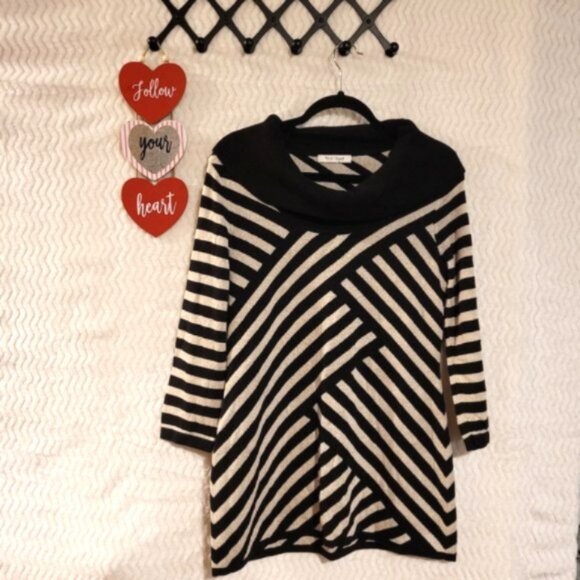 WHITE HOUSE /BLACK MARKET Sweaters - WHITE HOUSE /BLACK MARKET LONGSLEEVE  COWL NECK SWEATER